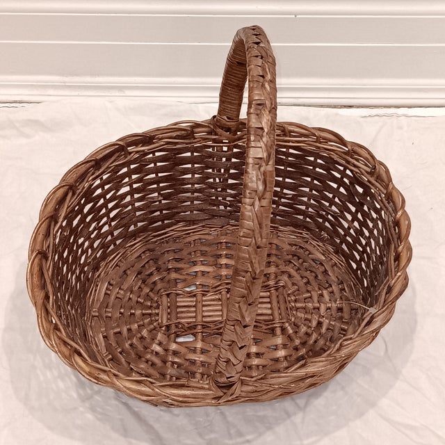 Vintage Medium Oval French Style Hand Woven Natural Wicker Basket. Lovely French Country décor that will add a touch of...
