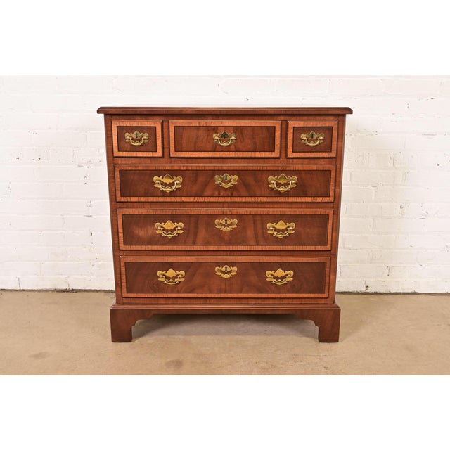 A gorgeous Georgian style six-drawer dresser or chest of drawers By Henredon, "Aston Court" Collection USA, Circa 1980s...