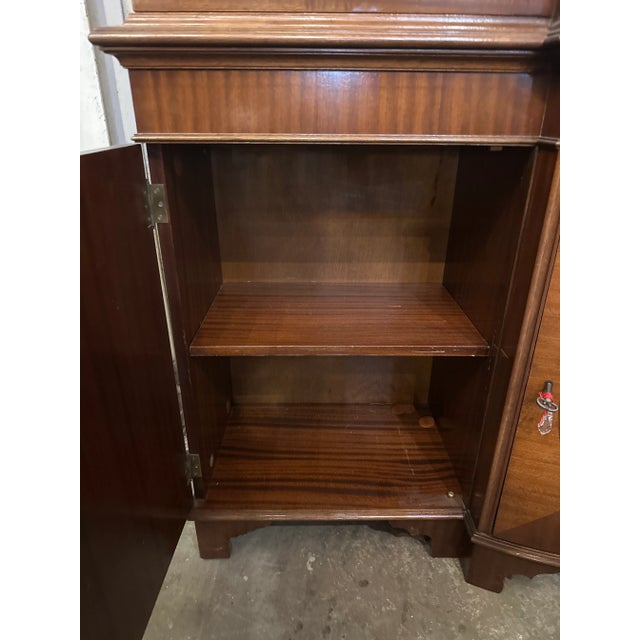 Mid-1900s Georgian-Style Mahogany Breakfront China Cabinet For Sale - Image 4 of 14