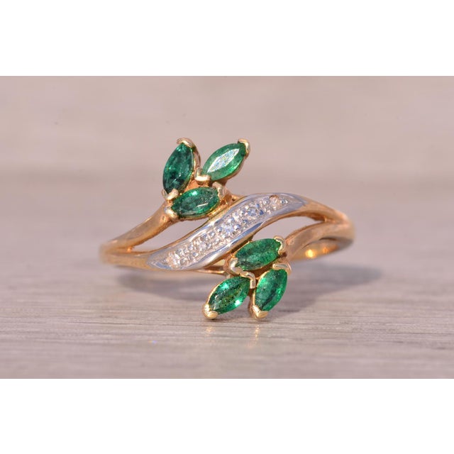 The Bifan: Emerald and Natural Diamond Bypass Ring in Yellow Gold For Sale - Image 4 of 11