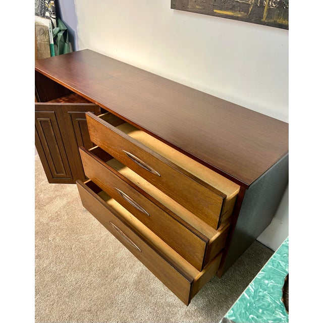 1960s Vintage Walnut Console Credenza Sculptra by Broyhill, Attributed For Sale - Image 5 of 6