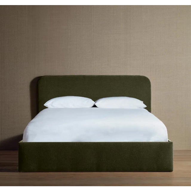 Contemporary The Expert Collection Rounded Signature Upholstered King Bed – Basil Mohair For Sale - Image 3 of 4