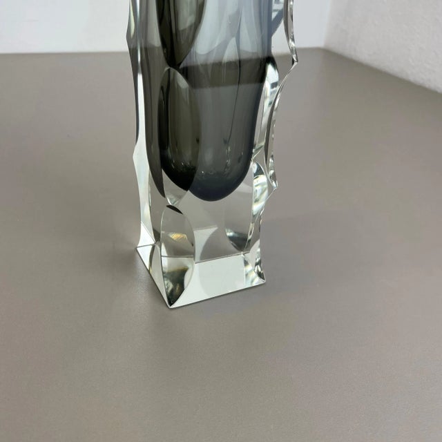 Large Mandruzzato Faceted Glass Sommerso Vase, Murano, Italy 1970s For Sale - Image 4 of 18