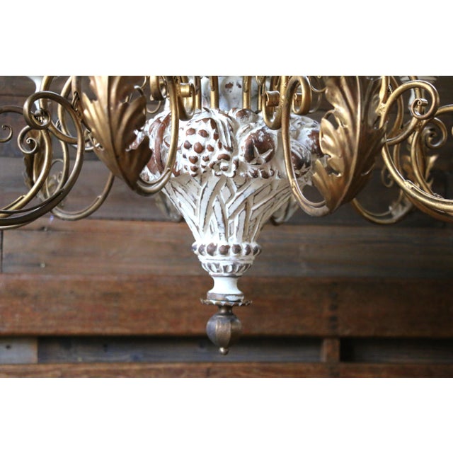 1970s Italian 18-Light Carved Wood & Gilt Metal Chandelier For Sale - Image 9 of 18