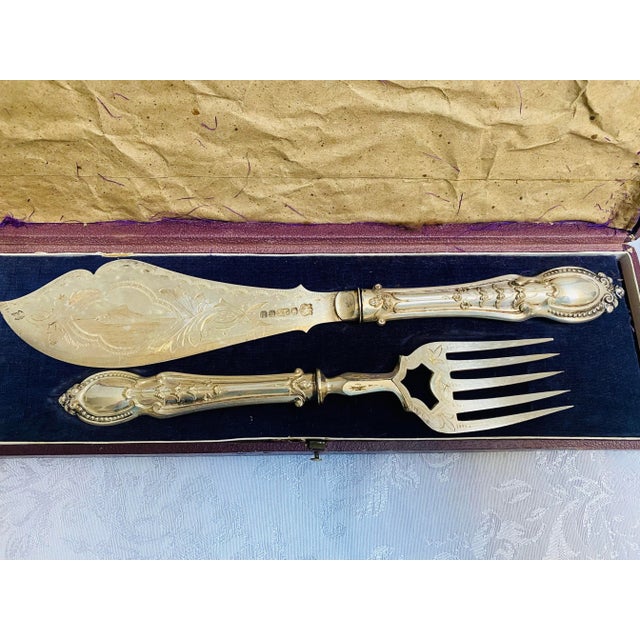 This is an absolutely beautiful, silver plated, antique aesthetic. Fish, carving, knife and fork that comes in its...