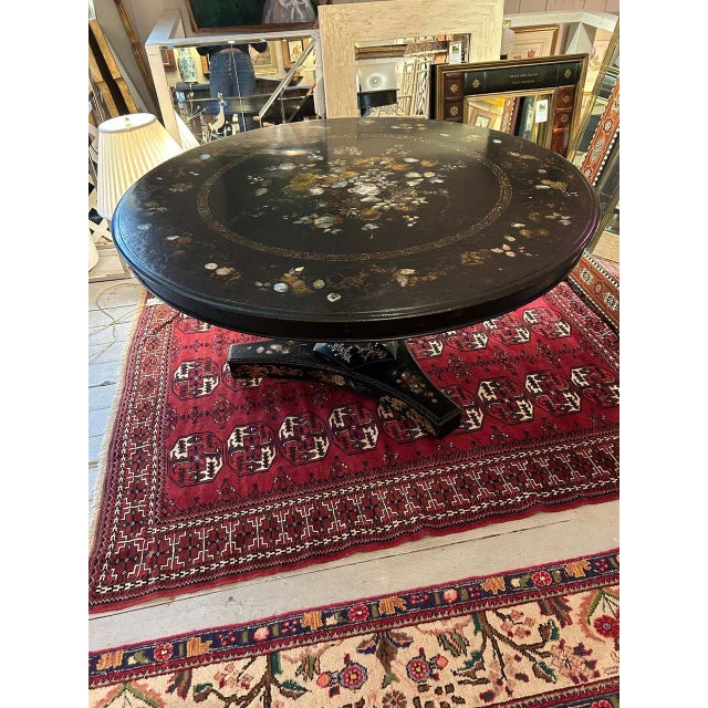 19th Century English Regency Black Lacquer and Inlaid Round Dining Table For Sale - Image 4 of 6