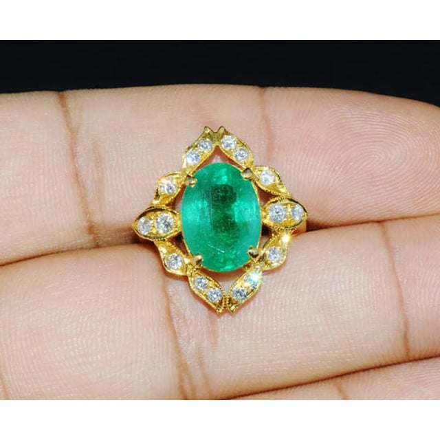 Contemporary GIA Certified Natural 6.9CTS VS E Diamond Emerald 18K Solid Gold Ring, size 6.5 For Sale - Image 3 of 6