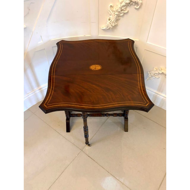A very elegant antique mahogany Sutherland occasional table of excellent quality featuring beautifully figured mahogany...