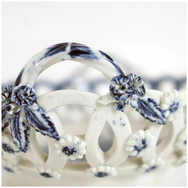 Blue English 1st Period Dr. Wall Worcester Soft Paste Porcelain Pine Cone Oval Baskets - A Pair For Sale - Image 8 of 13