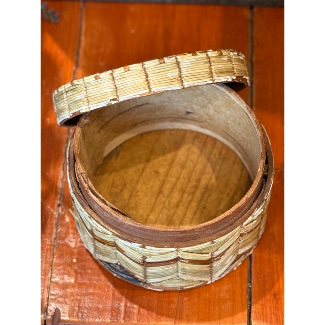 Off-white Early Mi’kmaq Quill Box c.1830 Vegetative Dyes Quills on Birch Bark Box With Geometric Pattern For Sale - Image 8 of 12