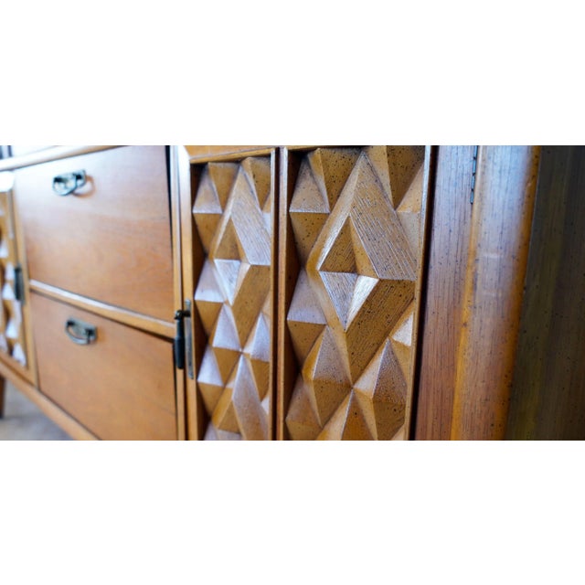 Broyhill Brasilia 1960s Broyhill Premiere Brasilia “Diamond Head” Walnut China Hutch / Display Cabinet For Sale - Image 4 of 12