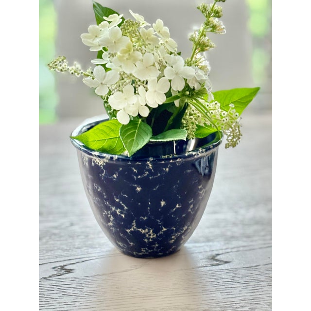 This substantial ceramic flower pot features the iconic "Blue Agate" cobalt spongeware glaze, handcrafted by Bennington...