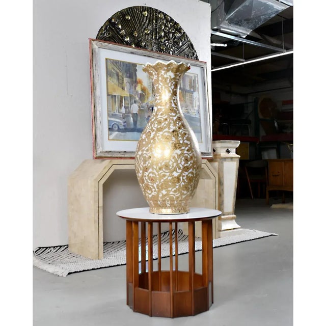 Chinese Porcelain Yuhuchunping 30 Inch Gold and White Palace Vase With Scalloped Top For Sale - Image 11 of 12