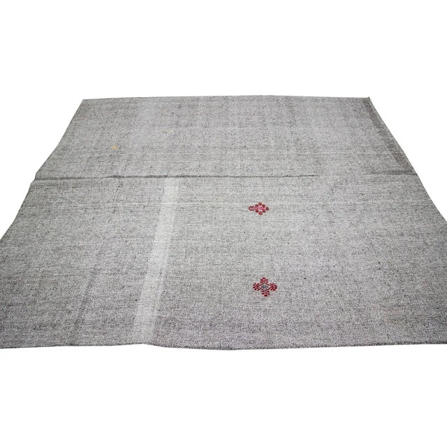 Contemporary 1960s Vintage Gray Turkish Kilim Rug- 7′2″ × 9′2″ For Sale - Image 3 of 7