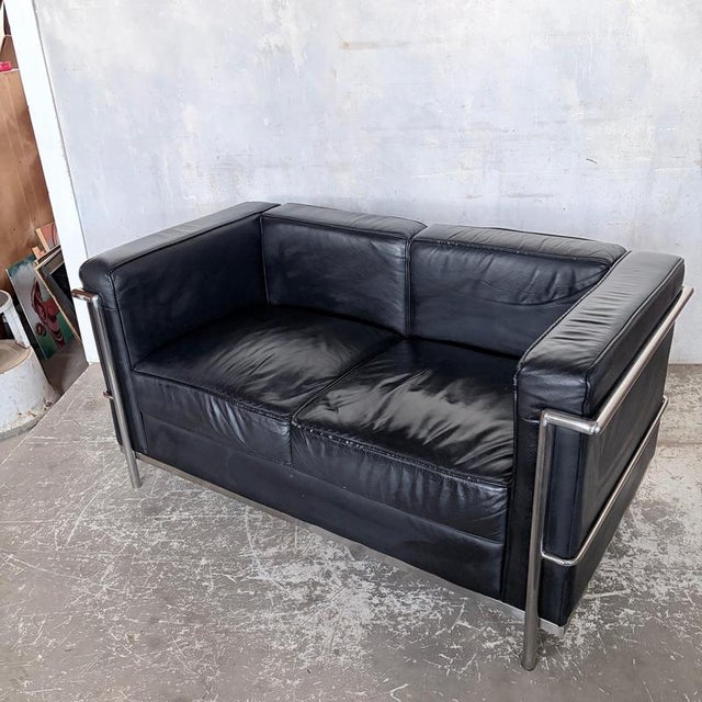 Metal Mid-Century Black Leather and Chrome Two Seater Sofa by Le Corbusier For Sale - Image 7 of 10