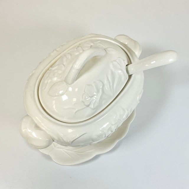 Mid 20th Century Mid-Century Hollywood Regency Coastal Cream Ware Iris Motif Ironstone Soup Tureen - 3 Piece.Set For Sale - Image 5 of 18