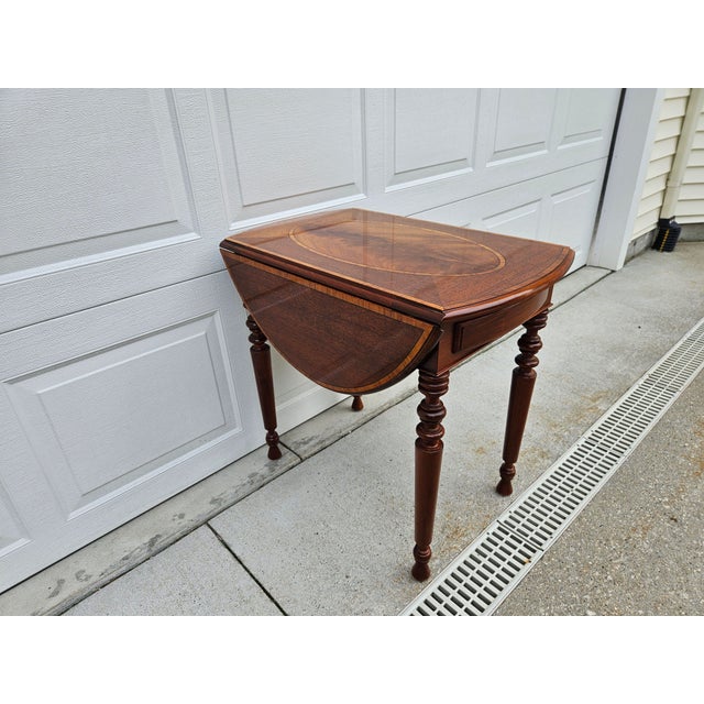 Wood Baker Furniture Mahogany Pembroke Drop-Leaf Side Table Satinwood Inlay For Sale - Image 7 of 12