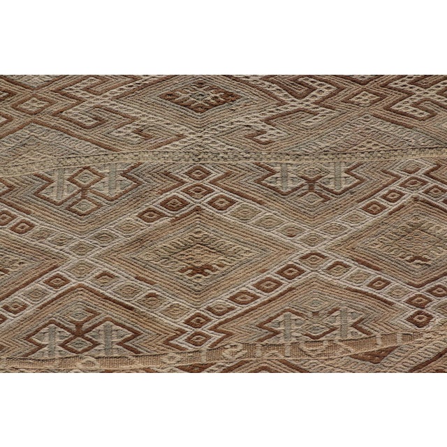 Geometric Pattern Turkish Vintage Flatweave Kilim Rug in Ivory and Brown For Sale In Atlanta - Image 6 of 11