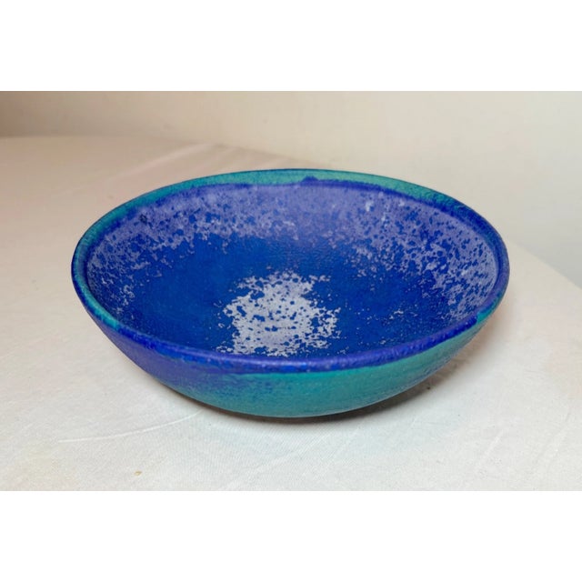 The vintage 1970's Francesca Mascitti-Lindh for Arabia pottery bowl is a handmade, art pottery piece that exudes a unique...