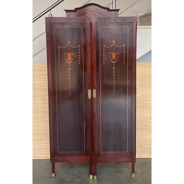 Set of vanity table with dresser mirror . You can close the table.