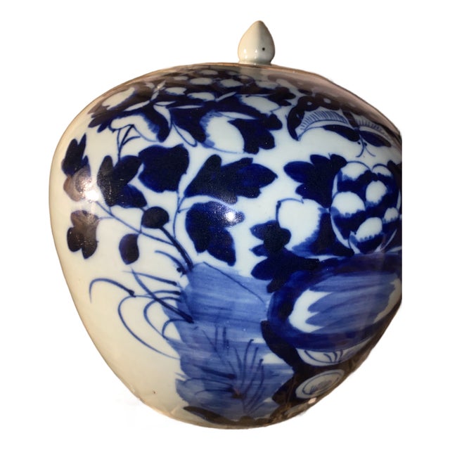 19th-Century Chinese Blue and White Porcelain Ginger Jar With Floral Motifs. For Sale