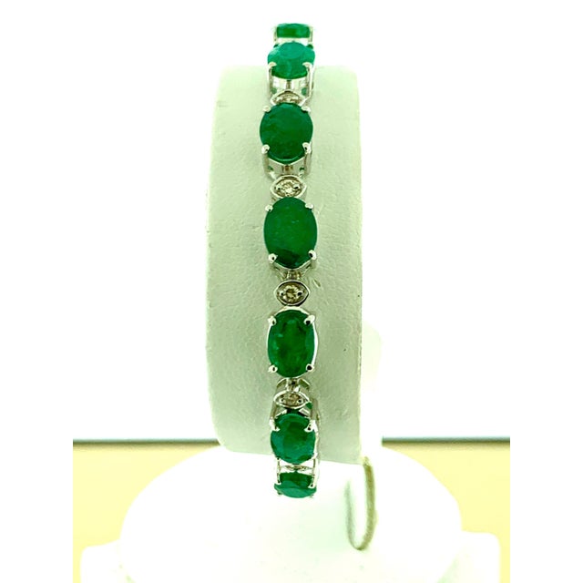 2010s 14 Carat Emerald 0.8 Carat Diamond Tennis Bracelet 18 Karat White Gold For Sale - Image 5 of 18