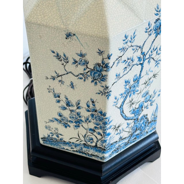 Chinoiserie Vintage 1950s White Crackle & Blue Floral Chinoiserie Table Lamp For Sale - Image 3 of 9