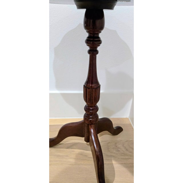 Vintage Bombay Scalloped Pedestal Side Table – Green Leather Top For Sale - Image 4 of 8