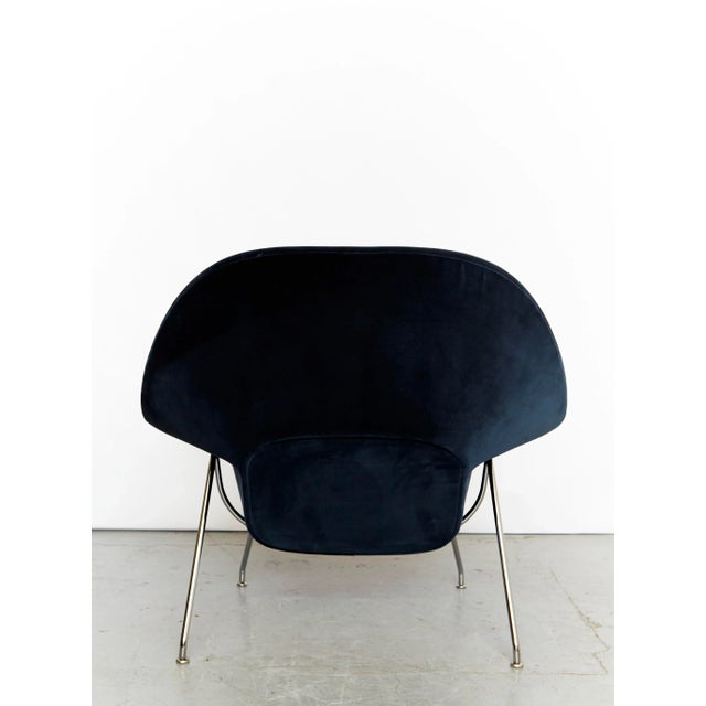 Condition: Like new. Upholstered in Eva 170 Night Blue velvet. An innovative design by Finnish-American architect and...