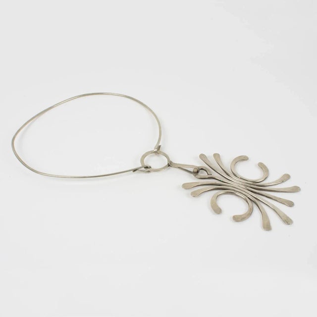 1970s Mid Century Space Age Stainless Steel Modernist Wire Collar Pendant Necklace For Sale - Image 5 of 9