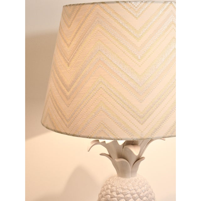 Hollywood Regency White Pineapple Table Lamp from Tommaso Barbi, Italy, 1970s For Sale - Image 17 of 18