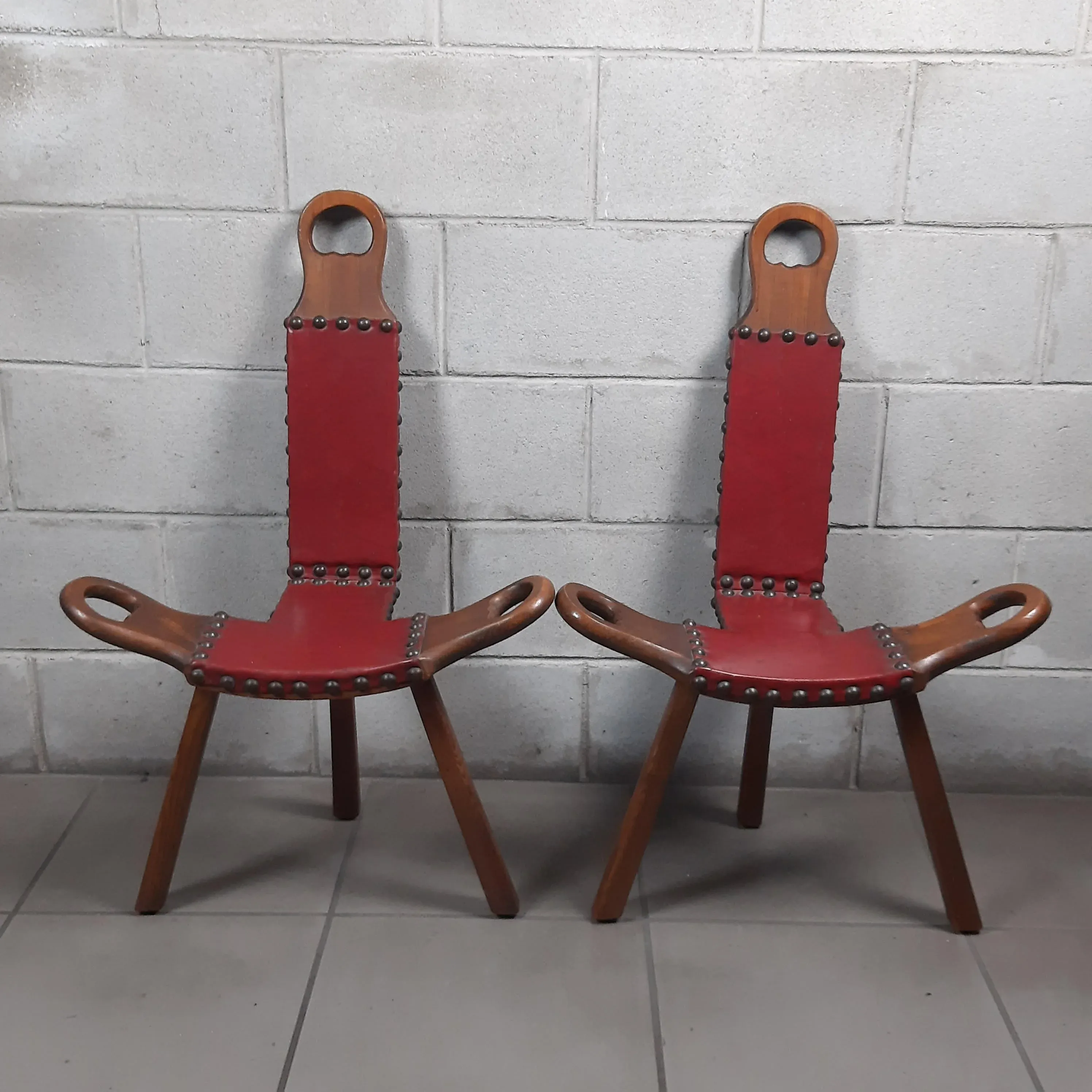家具 Spanish Brutalist Chair in Wood, 1960s Set of Spanish Brutalist Chair in Wood & Red Leather, 1960s | Chairish