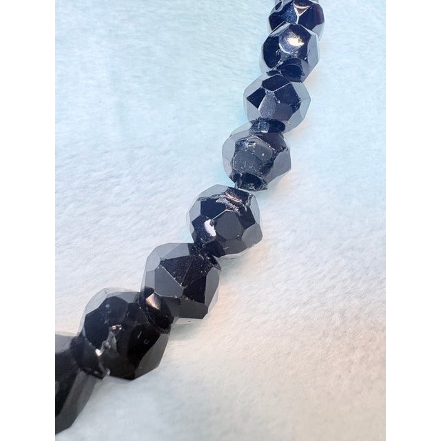Metal Mid‑Century 14k White Gold and Hand‑Faceted Onyx Graduated Bead Necklace 16" For Sale - Image 7 of 11