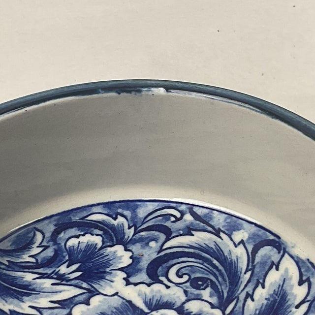 This lovely blue and white crudités/ vegetable tray has 4. Compartments with a center “dip “. Owl and matching under...