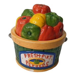 Vintage Cooks Club Ceramic Salt & Pepper Shakers Fresh Pikt Peppers Basket Green Red