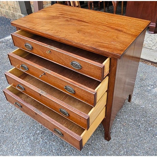 Late 18th Century Federal Mahogany Locking Chest of Drawers, Circa Early 1800s For Sale - Image 5 of 12