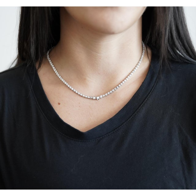 This graduated tennis choker necklace is crafted in platinum 850 and features a total of 5.0 carats of natural diamonds,...