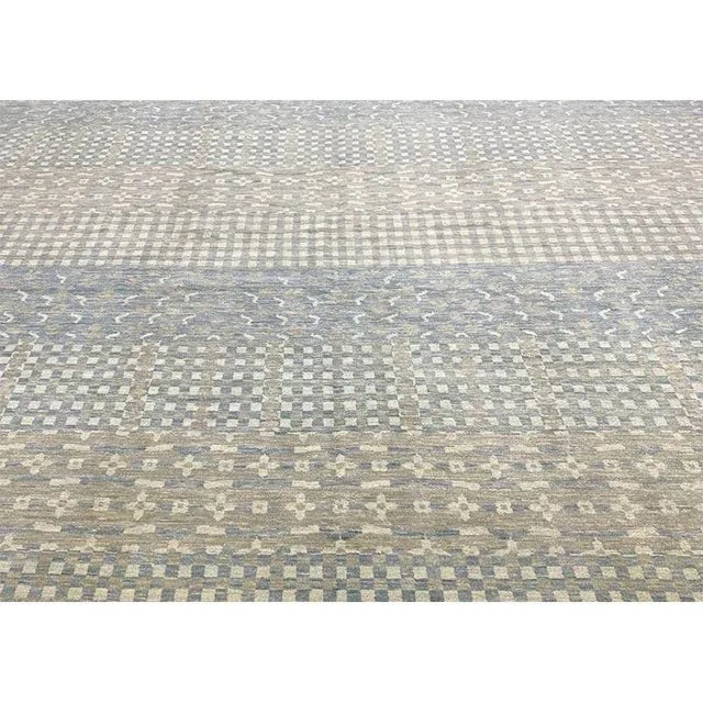 ACTUAL SIZE: 14’1″ x 19’5″ PRIMARY COLOR: Gray / Taupe AGE: New ORIGIN: India MATERIALS: Wool FOUNDATION: Cotton...