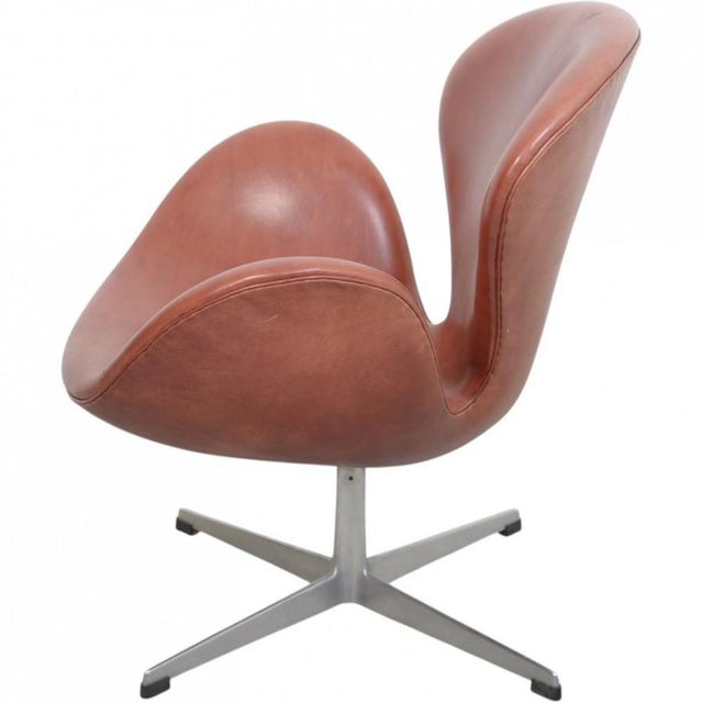 Vintage Swan Chair in Red Patinated Leather by Arne Jacobsen, 1960s For Sale - Image 11 of 13