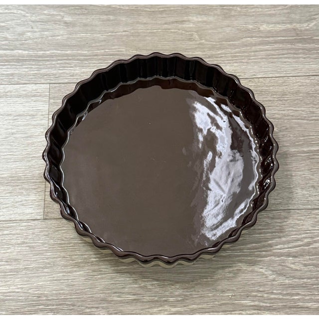 1960s Vintage Mid-Century Modern Two‑Tone Ceramic Tart Dish Fluted Bakeware 9.5” For Sale - Image 5 of 8