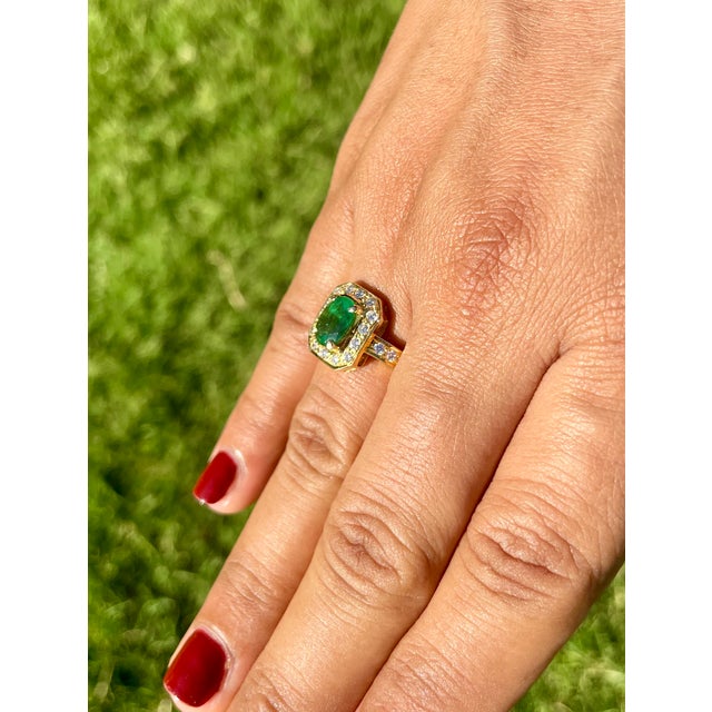 Certified natural 18K solid gold 2.15CTS diamond and emerald ring. This ring is studded with a large 1.34Ct oval brilliant...