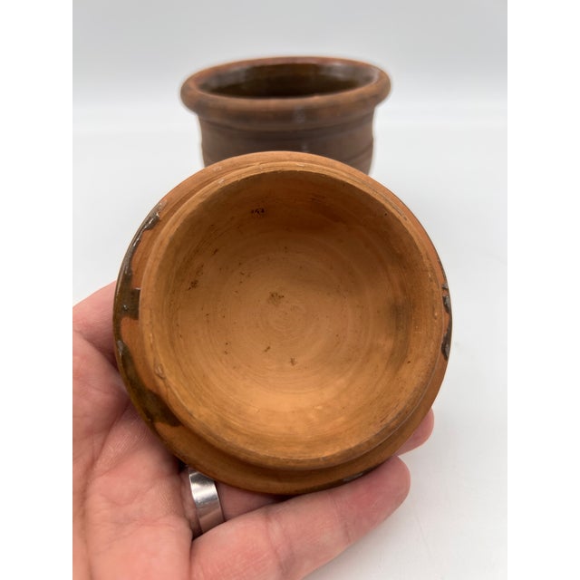 American A Antique Folk Art Small Redware Crock With Lid, by Stahl's Pottery, Powder Valley, Pa, 1948 For Sale - Image 3 of 16