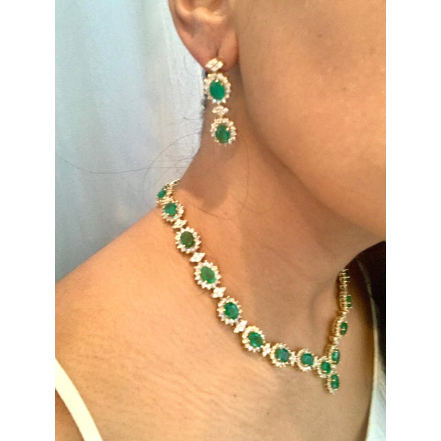 37 Ct Oval Shape Natural Emerald & 22 Carat Diamond Necklace & Earring Suite For Sale - Image 13 of 18