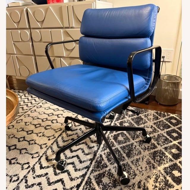 Mid-Century Modern Eames Soft Pad Management Chair For Sale - Image 3 of 5