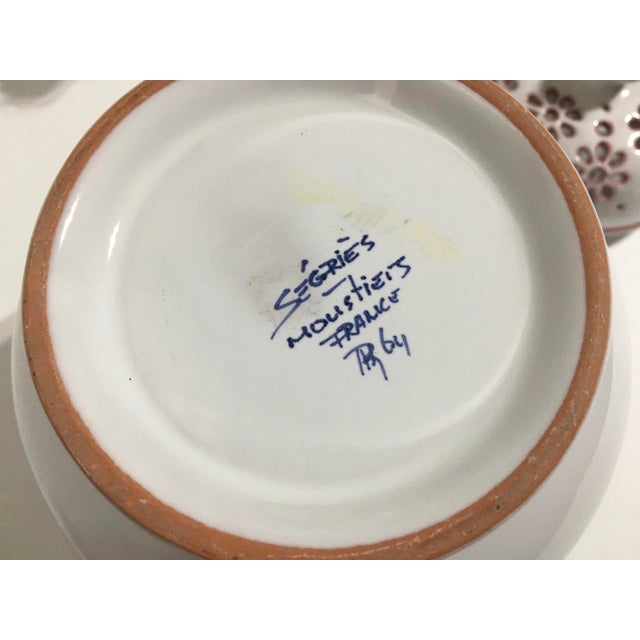 French Pair of 1920s Moustier Potpourri Jars For Sale - Image 3 of 11