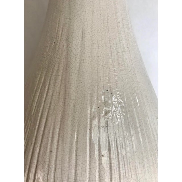 Mid-Century Organic Modern White Ceramic Pottery Crackle Glaze Lamp For Sale - Image 4 of 7