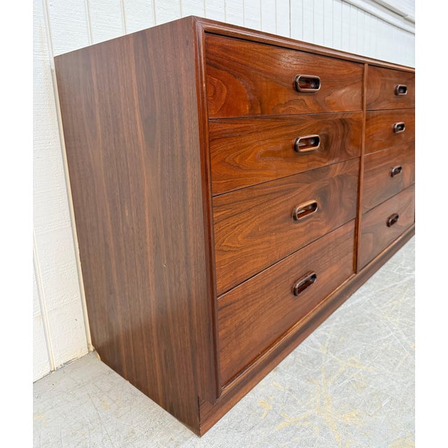 This listing is for a Mid-Century Modern Jack Cartwright Rosewood 12-Drawer Dresser. Featuring a straight line design,...