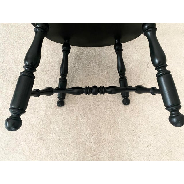 Wood Mid 20th Century Exquisite Ethan Allen Baumritter Stunning Black Windsor Comb Back Armchair Excellent Condition For Sale - Image 7 of 17