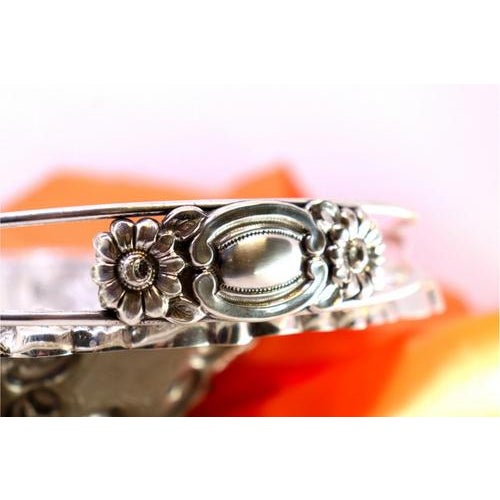 Silver Fruit Bowl with Shell Reliefs and Floral Motifs For Sale - Image 3 of 8