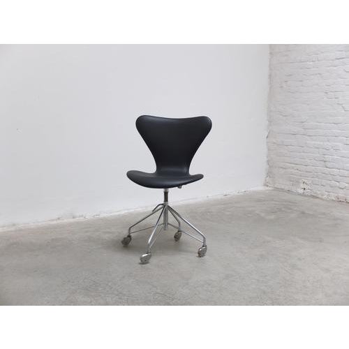 Vintage 3117 Swivel Desk Chair in Leather by Arne Jacobsen for Fritz Hansen, 1971 For Sale - Image 6 of 18